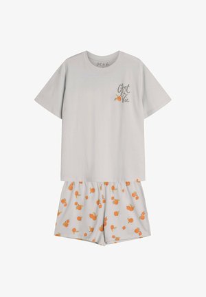 Szary bawełniany t-shirt z krótkimi rękawami, z napisem "C'est la Vie" i pomarańczową grafiką. W połączeniu z jasnoszarymi szortami ozdobionymi pomarańczowymi wzorami owoców.