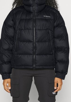 Zwarte pufferjas met hoge kraag, ritsluiting aan de voorkant en elastische manchetten. Bevat een logo op de bovenste linkerzijde. Gemaakt van glanzend, geïsoleerd materiaal.