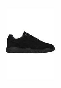 Zwarte suède sneakers met een laag profiel ontwerp, een textuur bovenkant en een zwarte rubberen zool. Voorzien van platte veters en minimale branding aan de zijkant.