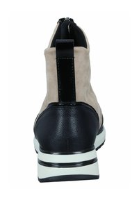 Beige Wildleder-Ankle Boots mit schwarzem Leder an der Rückseite und dem Absatz, ausgestattet mit einer schwarz-weißen, gestreiften Sohle und einem Reißverschluss auf der Rückseite.