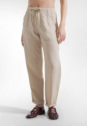 - Spodnie materiałowe