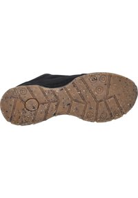 Schwarze Sportschuhsohle mit einer strukturierten braunen Gummisohle, die kreisförmige und eckige Laufflächenmuster sowie gesprenkelte Details aufweist.