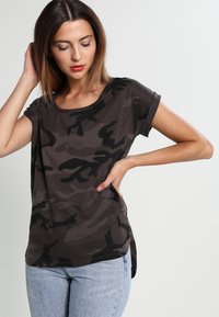 Urban Classics - CAMO  - Printtipaita - dark green Pienoiskuva 1