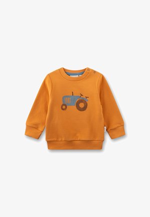 Oranges Langarm-T-Shirt für Kleinkinder mit blauen und braunen Traktor-Grafiken auf der Vorderseite und Druckknöpfen an der linken Schulter.