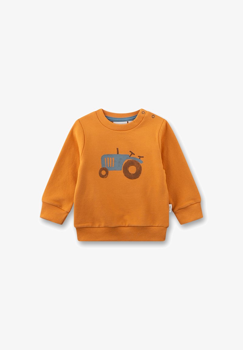 Oranges Langarm-T-Shirt für Kleinkinder mit blauen und braunen Traktor-Grafiken auf der Vorderseite und Druckknöpfen an der linken Schulter.