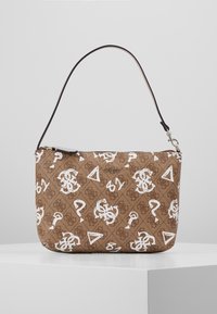 Sac bracelet marron Guess avec des points d'interrogation blancs, des triangles et un motif entrelacé avec le logo "G", doté d'une sangle noire et d'une fermeture éclair.