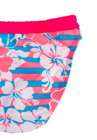 Strój kąpielowy z różową elastyczną talią, z kwiatowym wzorem w różu i bieli na niebieskich i różowych poziomych paskach.