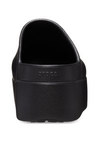 Zuecos negros de Crocs con un acabado suave, parte trasera redondeada y suela texturizada. Presenta un logotipo en relieve en el lateral. Material duradero.