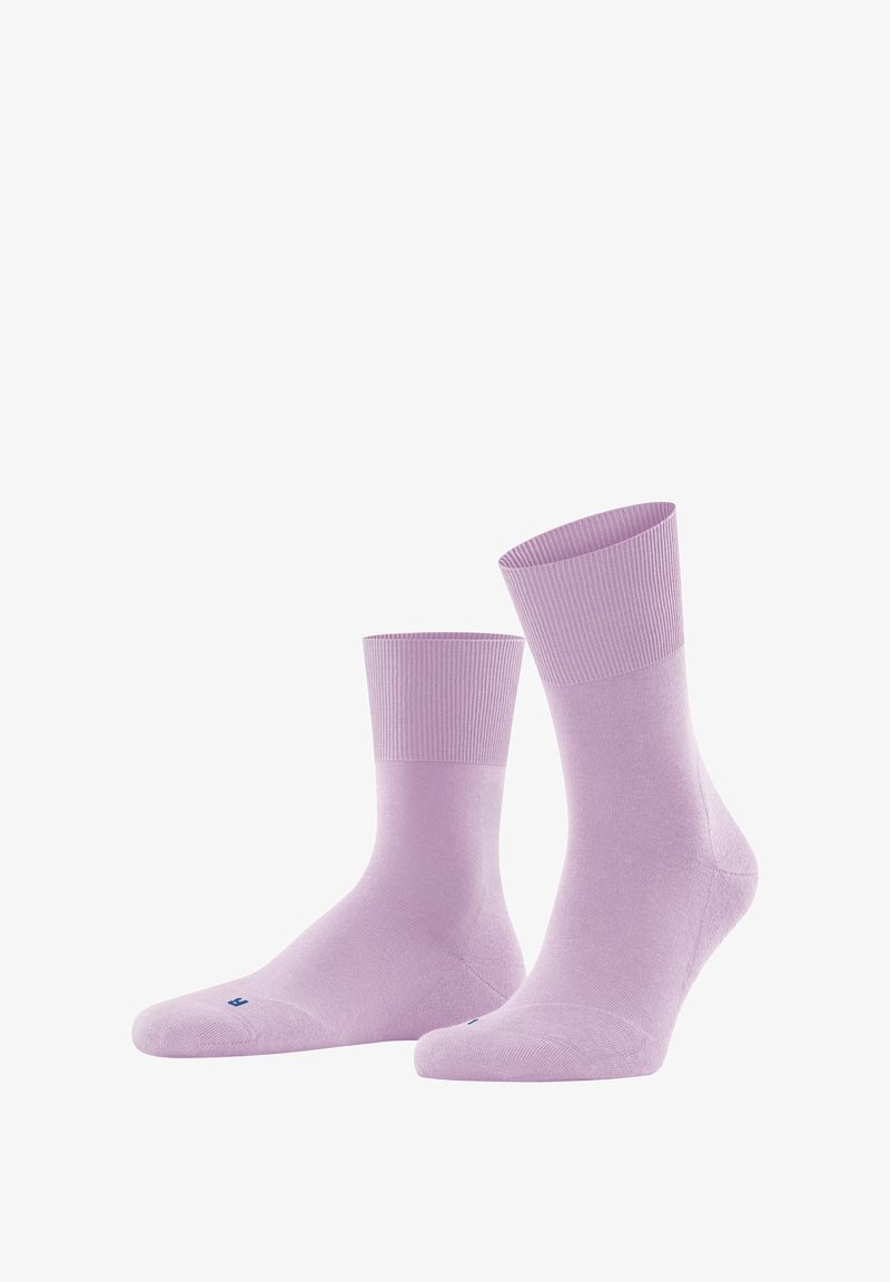 Chaussettes anklet violettes avec des bords côtelés et une texture lisse. Présente un logo bleu subtil sur le pied. Convient pour un usage décontracté.