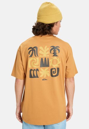 Camiseta de manga corta de color mostaza con patrones abstractos en negro y amarillo en la parte trasera, hecha de suave tela de algodón.