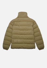 Béžová puffer bunda s horizontálnym prešívaním, vysokým golierom, elastickými manžetami a jemným logom na chrbte. Hladký, ľahký materiál.