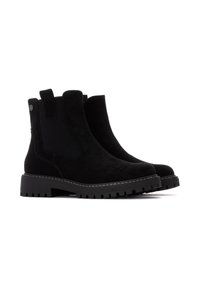 Botas negras hasta el tobillo con un acabado de ante, paneles laterales elásticos, suela de goma plana y detalles de costura en contraste. Sin acentos de hardware visibles.