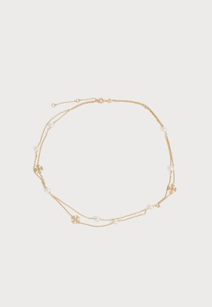 Collier délicat à double chaîne en or avec de petites perles blanches et des breloques dorées en forme de trèfle, espacées uniformément sur toute la longueur.