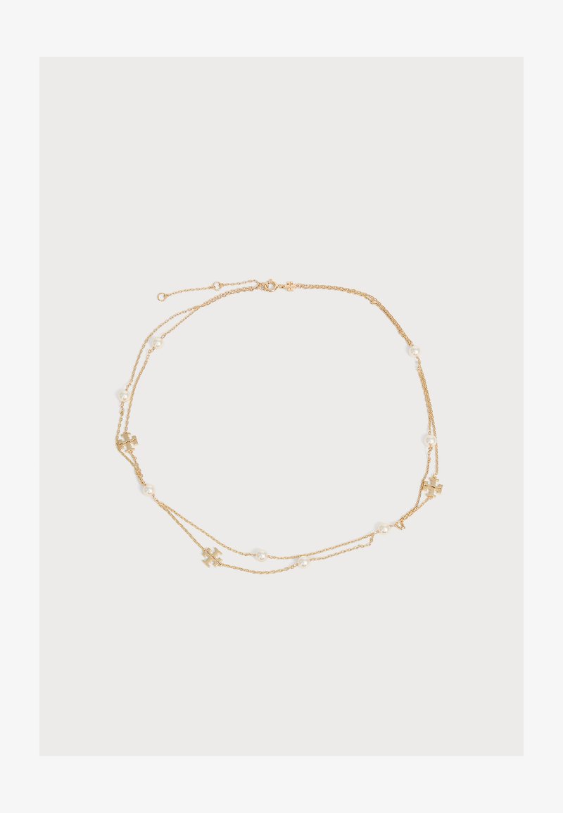 Collier délicat à double chaîne en or avec de petites perles blanches et des breloques dorées en forme de trèfle, espacées uniformément sur toute la longueur.