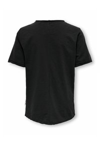 Czarny t-shirt z krótkim rękawem i okrągłym dekoltem, z lekko zaokrąglonym dołem i widocznym szwem z tyłu.