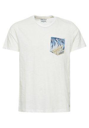 Camiseta blanca de manga corta hecha de algodón, con un bolsillo estampado en azul y beige con hojas de palma en el lado izquierdo del pecho.