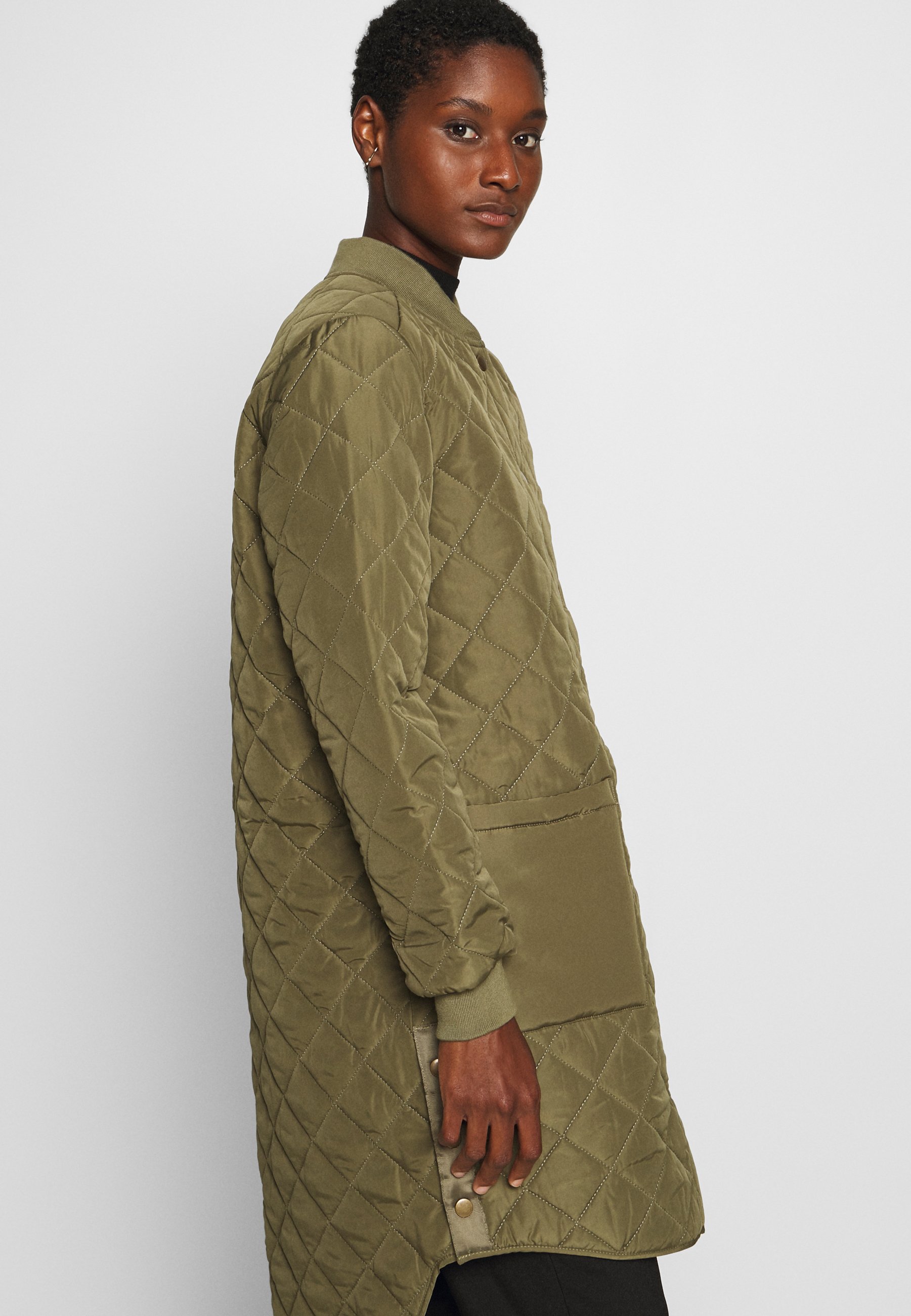 Culture DONIA COAT Kort kåpe frakk burnt olivekhaki Kaffe KAMICA QUILTED COAT Kort kåpe frakk grape leaf