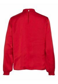 Blouse rouge vif à manches longues avec col et poignets froncés, dos en forme de goutte avec fermeture à bouton, tissu lisse de type satin.