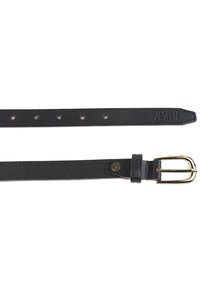 Cinturón de cuero negro con una hebilla de metal dorado, que cuenta con cinco agujeros para ajuste y costuras sutiles a lo largo de los bordes.