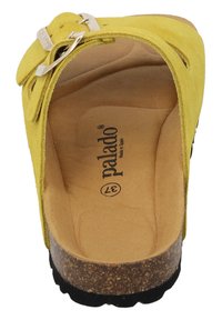 Geel suede sandaal met een kurken zool en een textuurvolle, flexibele basis. Voorzien van een gesp-accent en een open ontwerp voor ademend vermogen.