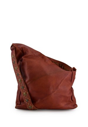 Brun læder skuldertaske med bred rem dekoreret med runde metalnitter, slasket blød struktur og uden synlige lukninger.