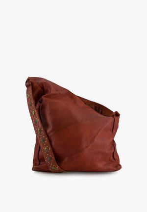 Brun læder skuldertaske med bred rem dekoreret med runde metalnitter, slasket blød struktur og uden synlige lukninger.