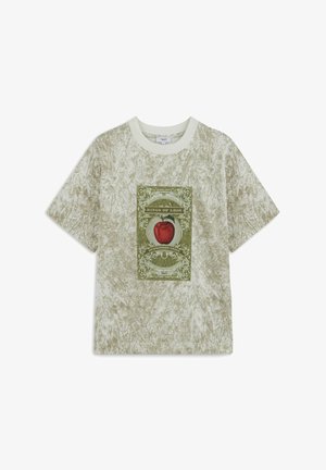 Helle beigefarbene und olivgrüne Kurzarm-T-Shirts mit strukturiertem Finish. Verfügt über einen grafischen Druck eines roten Apfels in einem dekorativen Rahmen.