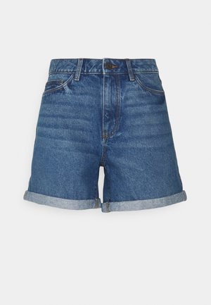 Niebieskie szorty z denimu z podwiniętymi mankietami, zapinane na guziki z przodu i z zamkiem błyskawicznym, z szlufkami na pasek i przednimi kieszeniami, na jednolitym tle.