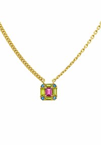 Collar de cadena de oro con un colgante cuadrado que presenta piedras preciosas rosas y verdes, realzado con piedras azules, y con un diseño de eslabones texturizados.