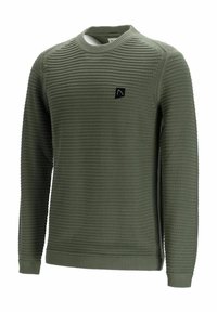 Oliwkowozielony sweter o teksturowanym, żebrowanym wzorze, z okrągłym dekoltem i długimi rękawami. Na górnej lewej stronie znajduje się małe czarne logo.