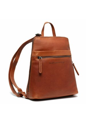 Sac à dos en cuir brun de forme triangulaire, avec une poignée supérieure, des bretelles ajustables, une poche zippée à l'avant et un logo discret.