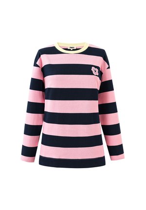 Chemise à manches longues avec de larges rayures horizontales rose et bleu marine, col rond jaune, et petite écusson fleur rose sur la poitrine.