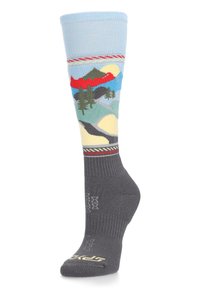 Chaussettes jusqu'aux genoux avec une partie supérieure bleu clair, présentant un motif de paysage de montagne coloré, et une partie inférieure grise unie.