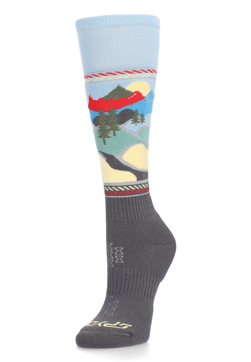 Chaussettes jusqu'aux genoux avec une partie supérieure bleu clair, présentant un motif de paysage de montagne coloré, et une partie inférieure grise unie.