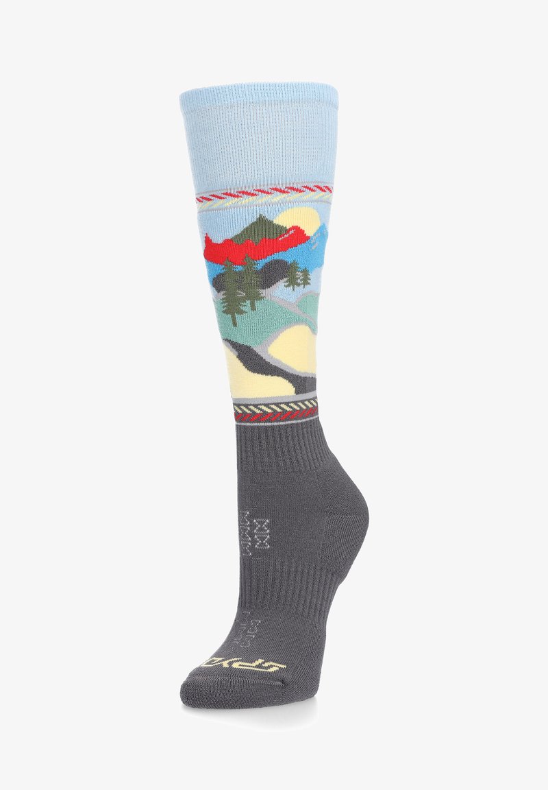 Chaussettes jusqu'aux genoux avec une partie supérieure bleu clair, présentant un motif de paysage de montagne coloré, et une partie inférieure grise unie.