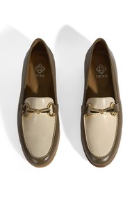 Leren instappers met een combinatie van beige en olijfgroen, met een glanzende afwerking en gouden hardwareaccenten. Textuur van de zool.