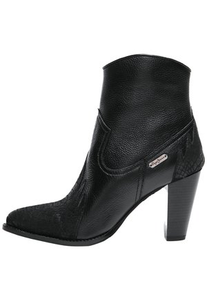 Bottine noire en cuir texturé, présentant un bout pointu, des accents de couture courbés et un petit talon bloc. Détail de panneau gaufré.