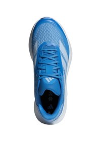 Blauer Sportschuh mit strukturierter Oberseite, weißen Streifen und gepolstertem Zungenbereich. Verfügt über Mesh für Atmungsaktivität und eine Gummisohle.