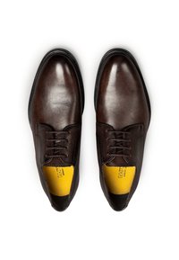 Scarpe di pelle marrone con finitura liscia, punta rotonda e design con lacci. Soletta gialla e suole nere eleganti con dettagli di texture discreti.