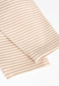 Beige stribet stof med tynde creme striber. Blød tekstur, der har en glat kant og pæne syninger langs kanten. Afslappet design.