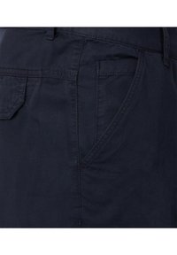 Marineblauwe katoenen broeken met een gladde textuur, voorzien van voorzakken en gedetailleerde stiksels langs de naden. Klassiek ontwerp.