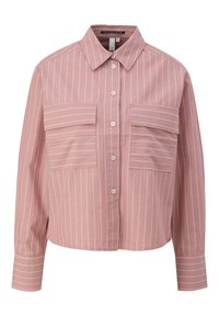 Chemise à rayures roses, à boutons, avec deux poches poitrine, manches longues et col pointe. Le tissu semble lisse et léger.