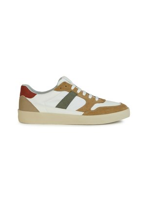 Zapatillas blancas con detalles de ante marrón y verde, cierre de cordones, cuello acolchado y suela de goma beige texturizada.