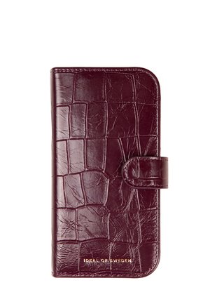 Cartera para teléfono de cuero en color rojo oscuro con textura de cocodrilo, cierre de presión y logo "Ideal of Sweden" en letras doradas.