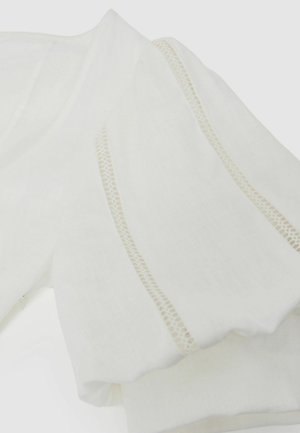 Weißes Langarmhemd mit zarten Spitzeinsätzen, die vertikal entlang der Ärmel verlaufen, und dezentem, leicht aufgebauschtem Schulterdetail.