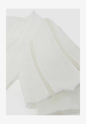 Cămașă albă cu mâneci lungi, cu inserții delicate de dantelă care curg vertical de-a lungul mânecilor și un detaliu subtil de umăr ușor bufant.