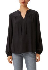 Schwarze Bluse mit langen Ärmeln und V-Ausschnitt, gerafften Details an den Schultern und elastischen Bündchen, aus einem glatten, leichten Stoff gefertigt.