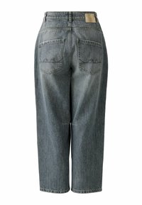 Hellgraue Denim-Jeans mit weit geschnittenem Bein, die zwei Gesäßtaschen mit Nahtdetails und einem markierten Patch am Bund aufweisen.