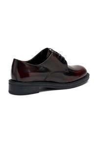 Scarpa oxford in pelle di un profondo bordeaux, con una finitura liscia, punta rotonda, design con lacci e suola in gomma nera con dettagli di cucitura.