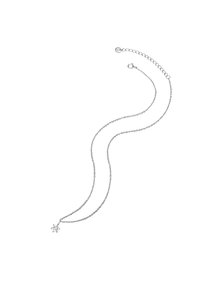 Hõbekaelakee, millel on peene ketiga ja tähtkujulise ripatsiga, kaunistatud selgete gemmide ning detailse töötlemisega.